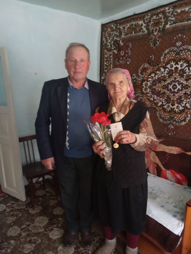Вручение медали Ковчеговой Вере Михайловне.